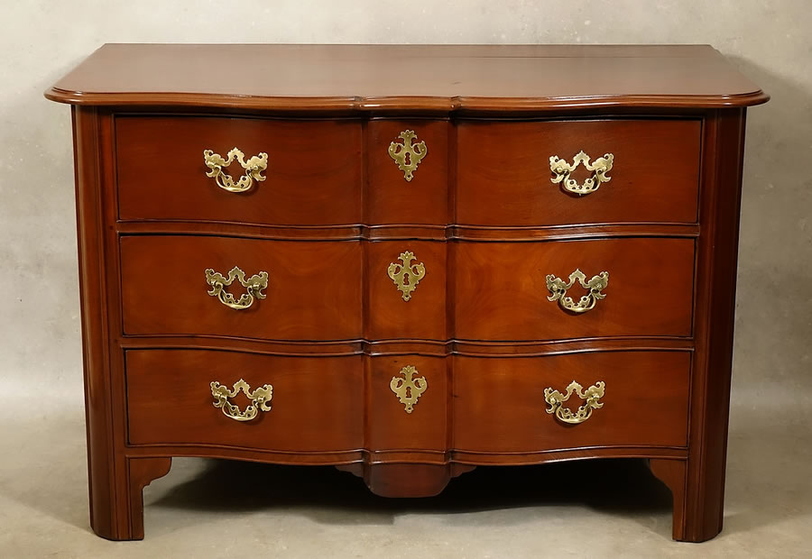 Commode de port Louis XIV en acajou massif, vue de face